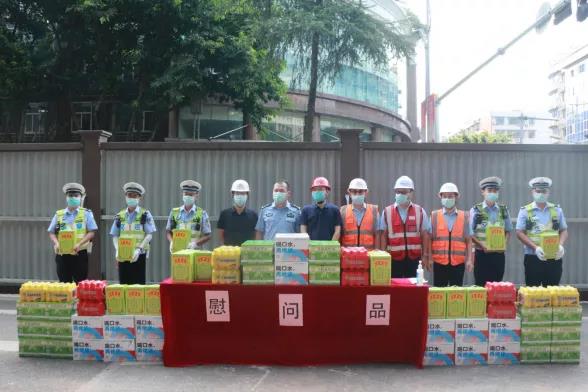 王靛對(duì)城軌快線15號(hào)線建設(shè)一線建設(shè)者送去高溫慰問1.jpg
