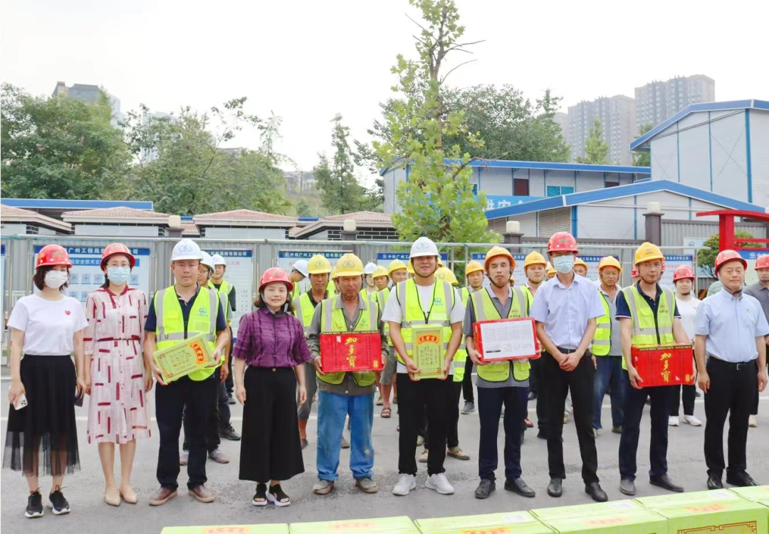 重慶交通開投集團財務(wù)總監(jiān)周俊勇深入城軌快線建設(shè)一線開展高溫慰問活動5.png