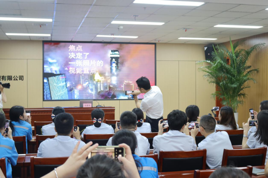 重慶交通建設工會送文化到基層 為江跳線員工進行手機攝影培訓.png